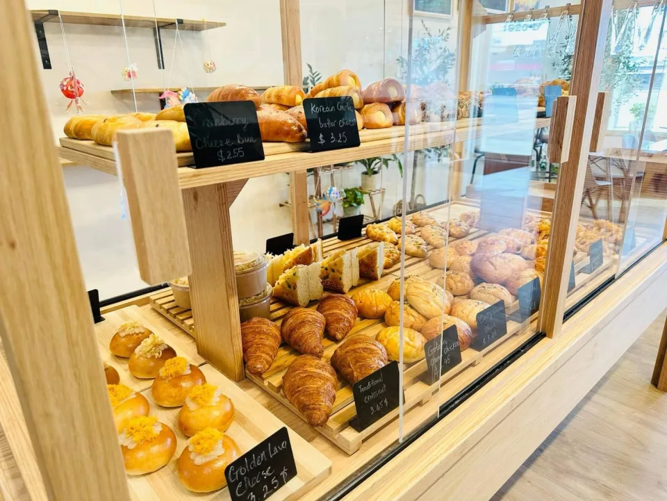Khay bánh mới ra lò tại Ăn Vặt Móm Food